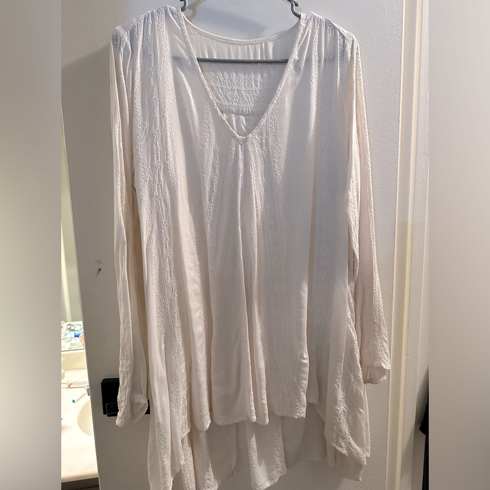 Embroidered top 
Button details on the sides 
Tunic